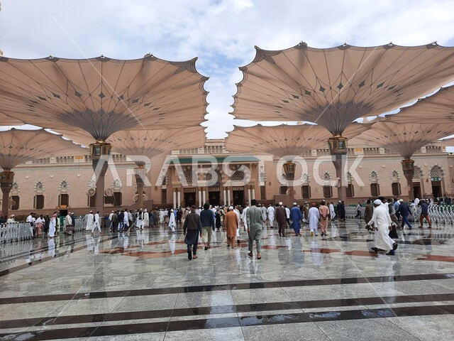 الأجواء والنفحات الروحانية, تجمع الزوار في ساحة المسجد النبوي الشريف في المدينة المنورة, المظلات الالكترونية في المجمع الخارجي للجامع, العبادة والتقرب إلى الله تعالى, مقصد المسلمين من شتى أنحاء العالم, الأماكن والمعالم الاسلامية الدينية المقدسة