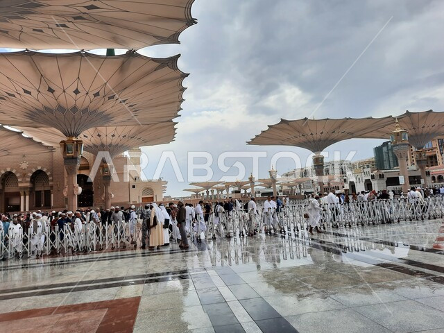 الأجواء والنفحات الروحانية, تجمع الزوار في ساحة المسجد النبوي الشريف في المدينة المنورة, المظلات الالكترونية في المجمع الخارجي للجامع, العبادة والتقرب إلى الله تعالى, مقصد المسلمين من شتى أنحاء العالم, الأماكن والمعالم الاسلامية الدينية المقدسة