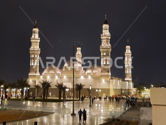 المآذن و القبب المضيئة ليلا، معالم وأماكن دينية مقدسة في المملكة العربية السعودية، نداء المسلمين لأداء الصلاة والتقرب إلى الله تعالى، مسجد قباء في المدينة المنورة,  الفن الهندسي المعماري والديكورات الاسلامية على الطراز الحديث