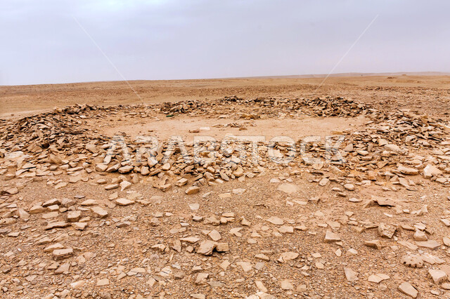 البيئة الصحراوية في المملكة العربية السعودية، التضاريس الرملية الخالية، الأراضي الترابية القاحلة، مقبرة في صحراء مدينة الرياض