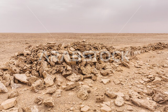 التضاريس الرملية الخالية، الأراضي الترابية القاحلة، مقبرة في صحراء مدينة الرياض، البيئة الصحراوية في المملكة العربية السعودية