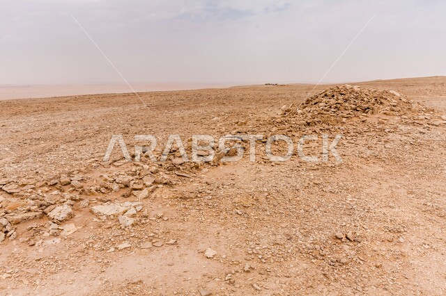 الأراضي الترابية القاحلة، مقبرة في صحراء مدينة الرياض، التضاريس الرملية الخالية، البيئة الصحراوية في المملكة العربية السعودية