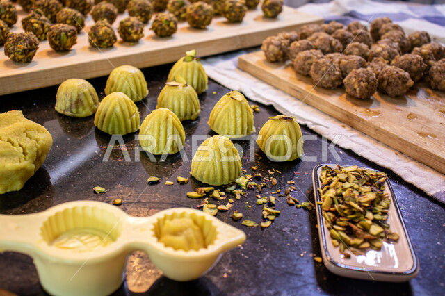  استخدام القوالب لتشكيل أقراص المعمول، طريقة إعداد وتحضير الحلويات الشهية، الاستعداد لاستقبال الأعياد والمناسبات الإسلامية السعيدة، قطع معمول العيد الشهية، كرم الضيافة وحسن الاستقبال في السعودية, منتجات محلية وطنية، حلى سعودي بالعجوة والمكسرات