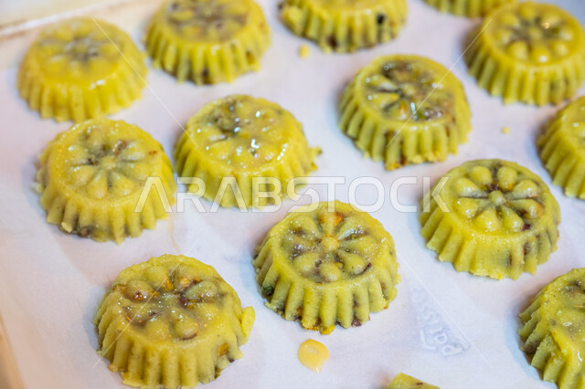 الاستعداد لاستقبال الأعياد والمناسبات الإسلامية السعيدة، أقراص المعمول بالفستق والتمر، حلى سعودي بالمكسرات، طريقة إعداد وتحضير الحلويات الشهية، قطع معمول العيد الشهية، كرم الضيافة وحسن الاستقبال في السعودية, منتجات محلية وطنية