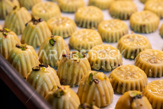 الاستعداد لاستقبال الأعياد والمناسبات الإسلامية السعيدة، أقراص المعمول بالفستق والتمر، حلى سعودي بالمكسرات، طريقة إعداد وتحضير الحلويات الشهية، قطع معمول العيد الشهية، كرم الضيافة وحسن الاستقبال في السعودية, منتجات محلية وطنية