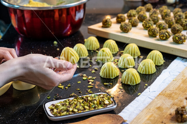  استخدام القوالب لتشكيل أقراص المعمول، طريقة إعداد وتحضير الحلويات الشهية، الاستعداد لاستقبال الأعياد والمناسبات الإسلامية السعيدة، قطع معمول العيد الشهية، كرم الضيافة وحسن الاستقبال في السعودية, منتجات محلية وطنية، حلى سعودي بالعجوة والمكسرات