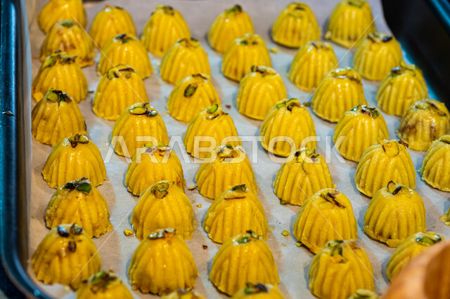 الاستعداد لاستقبال الأعياد والمناسبات الإسلامية السعيدة، أقراص المعمول بالفستق، حلى سعودي بالمكسرات، طريقة إعداد وتحضير الحلويات الشهية، قطع معمول العيد الشهية، كرم الضيافة وحسن الاستقبال في السعودية, منتجات محلية وطنية