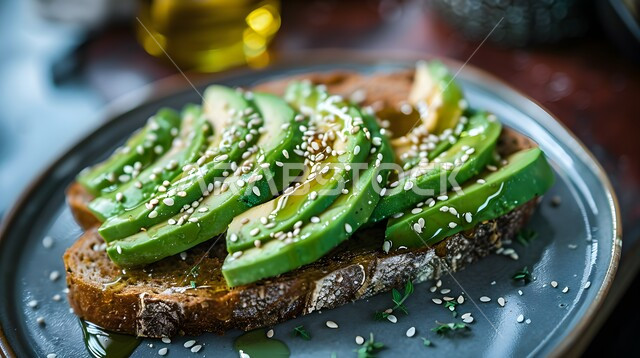 وجبة الفطور ذات قيمة غذائية عالية ، صورة مقربة لقطعة من التوست وشرائح الأفوكادو الطازجة والصحية ، وصفات وأطباق الطعام اللذيذة ، وجبات مفيدة لإتباع نظام غذائي صحي