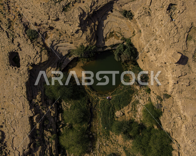 عين ماء بين الجبال  في مدينة اثيثه، صورة علويه عاموديه لقلتة الحليفه، التضاريس  والمعالم الطبيعيه في منطقة الوشم ، اماكن الكشتات والنزهات العائليه في الطبيعه  الخضراء ، مناطق سياحيه ترفيهيه في السعوديه