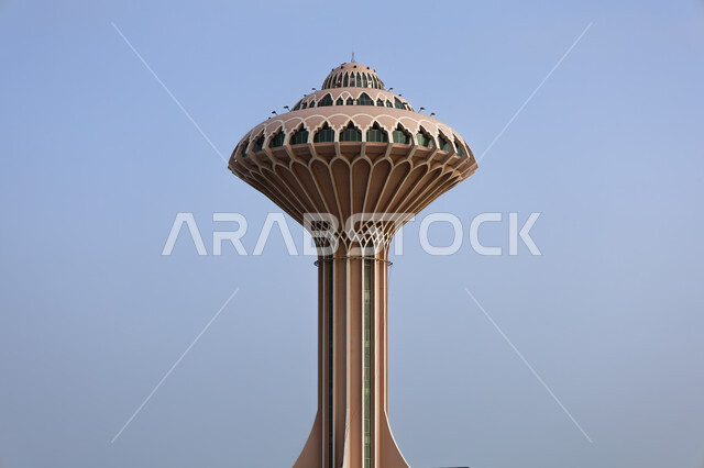 النمو والتطور العمراني في الأماكن السياحية للمملكة العربية السعودية, منظر السماء الزرقاء، صورة مقربة لبرج المياه في مدينة الخبر, الطبيعة البحرية في الدمام