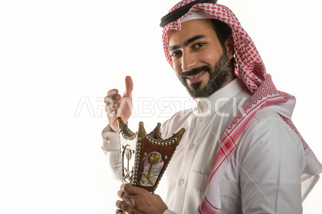 بورتريه لرجل عربي سعودي  يحمل حامل البخور( المبخرة ) ، استخدام خشب العود في المناسبات الاجتماعية و المناسبات الدينية ،  اصالة العادات و التقاليد في المملكة العربية السعودية ، التطيب و التعطر