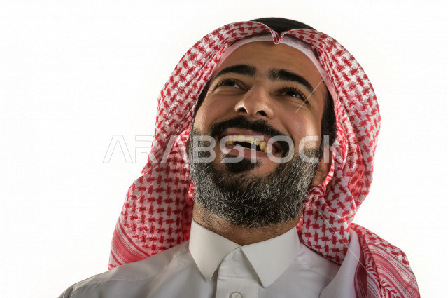 بورتريه لرجل سعودي خليجي يضحك بإيماءات الوجه تدل على السعادة و الفرحة ، تعابير وجه و يدين مختلفة ، خلفية بيضاء