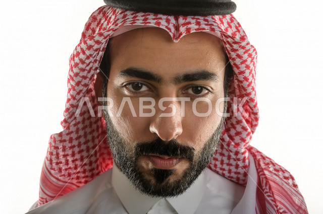 بورتريه لرجل سعودي خليجي سعيد بإيماءات الوجه المختلفة ، تعابير وجه و يدين مختلفة ، خلفية بيضاء