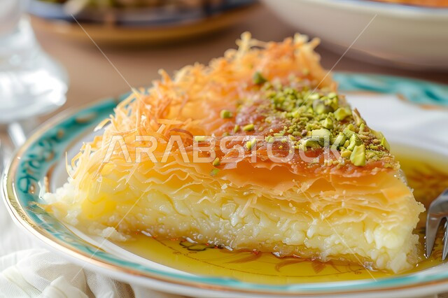 الحلويات العربية الشرقية، طبق من الكنافة اللذيذة المزينة بالفستق الحلبي، منتجات محلية وطنية، الأساليب الفنية في تقديم الطعام, مأكولات غنية بالسكريات والسعرات الحرارية