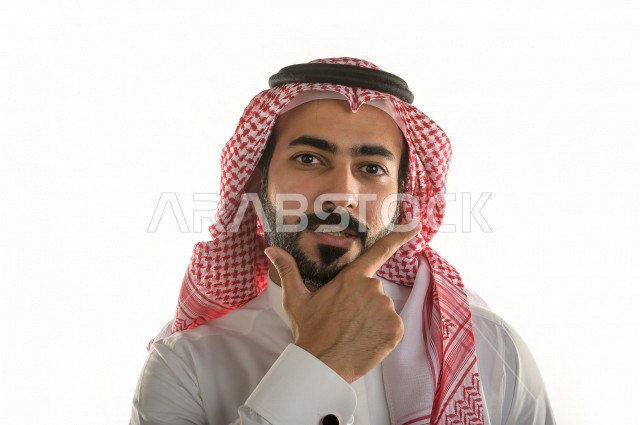بورتريه لرجل سعودي خليجي بإيماءات الوجه تدل على التفكير و التركيز، خلفية بيضاء
