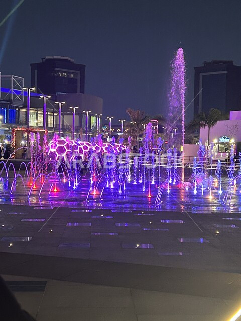 النوافير المضاءة في الساحة الخارجية لمجمع اليو ووك في مدينة جدة في الليل، اماكن ومناطق ترفيهيه في المملكة العربية السعودية، أنشطة وفعاليات عائلية مسلية، مراكز التسلية والترفيه في المدن السياحية