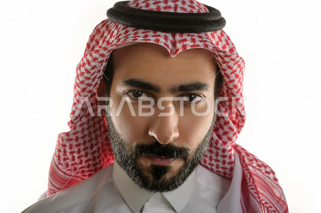 بورتريه لرجل سعودي خليجي سعيد بإيماءات الوجه المختلفة ، تعابير وجه و يدين مختلفة ، خلفية بيضاء