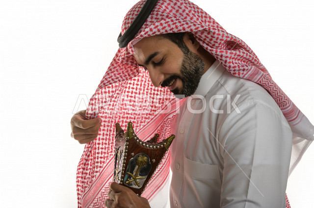بورتريه لرجل عربي سعودي  يحمل حامل البخور( المبخرة ) ، استخدام خشب العود في المناسبات الاجتماعية و المناسبات الدينية ،  اصالة العادات و التقاليد في المملكة العربية السعودية ، التطيب و التعطر