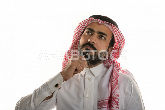 بورتريه لرجل سعودي خليجي بإيماءات الوجه تدل على التفكير و التركيز، خلفية بيضاء