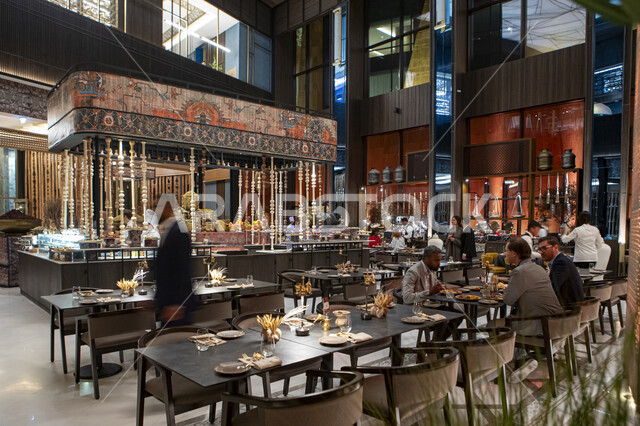 قضاء الوقت الممتع في موسم رمضان في المطاعم والمقاهي الراقية في مدينة الرياض, أماكن عائلية ترفيهية شبابية, معالم سياحية لجذب الزوار من شتى أنحاء العالم, الديكورات الفنية الهندسية الفاخرة في المملكة العربية السعودية, أجواء رمضانية ممتعه