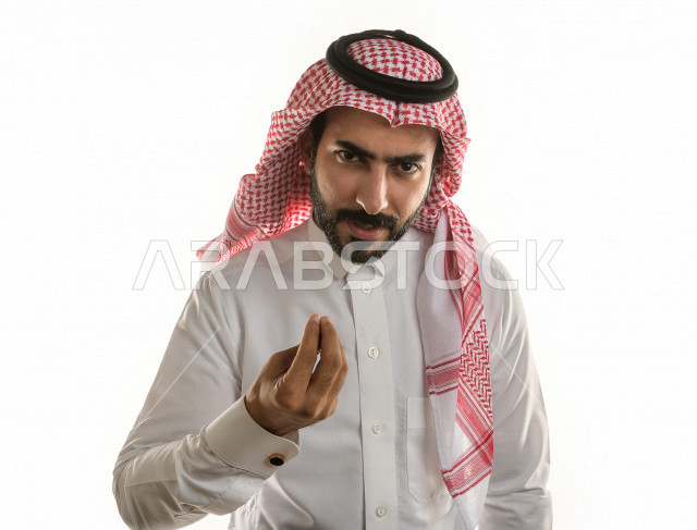 بورتريه لرجل سعودي خليجي سعيد بإيماءات الوجه المختلفة ، تعابير وجه و يدين مختلفة ، خلفية بيضاء
