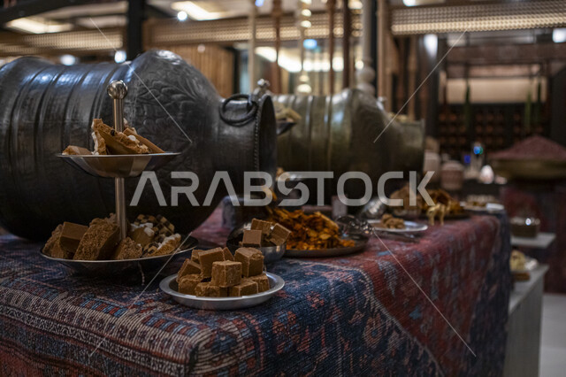 قضاء الوقت الممتع برفقة العائلة في المقاهي والمطاعم الراقية في المملكة العربية السعودية, أجواء الاحتفال بقدوم شهر رمضان المبارك, بوفيه تقديم الأصناف والأطعمة الشهية, فعاليات موسم رمضان في مدينة الرياض