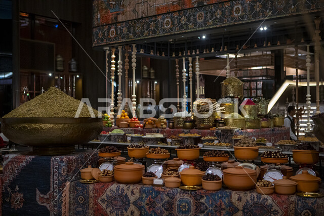 بوفيه تقديم الأصناف والأطعمة الشهية, فعاليات موسم رمضان في مدينة الرياض, قضاء الوقت الممتع برفقة العائلة في المقاهي والمطاعم الراقية في المملكة العربية السعودية, أجواء الاحتفال بقدوم شهر رمضان المبارك