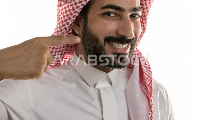 بورتريه لرجل سعودي خليجي يضحك بإيماءات الوجه تدل على السعادة و الفرحة ، تعابير وجه و يدين مختلفة ، خلفية بيضاء