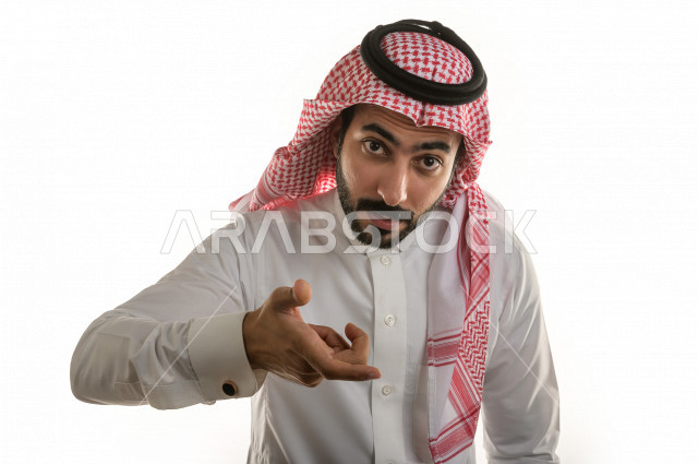 بورتريه لرجل سعودي خليجي غاضب و عابس بإيماءات وجه و يدين مختلفة  ، تعابير وجه و يدين مختلفة ، خلفية بيضاء 
