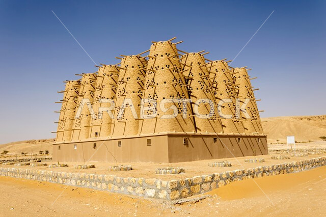 معالم اثرية تاريخية، اماكن سياحية في السعودية، الفن الهندسي المعماري للمباني الطينية القديمة الخاصة بتربية الحمام، أبراج الحمام في المناطق الصحراوية في محافظة الدلم في مدينة الرياض، القمم والمرتفعات الجبلية