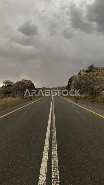 منظر السماء المليئة بالغيوم، صورة مقربه للطرق المعبده في مدينة الطائف وسط الطبيعه الجبليه، الشوارع المزفلته لوسائل المواصلات البريه ، المناطق والمعالم السياحية المشهورة في المملكة العربية السعودية، خلفية الطبيعه