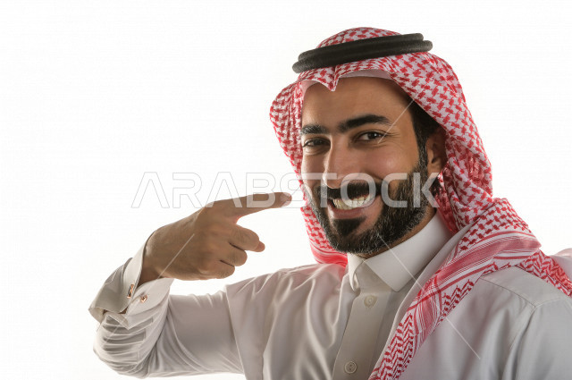بورتريه لرجل سعودي خليجي يضحك بإيماءات الوجه تدل على السعادة و الفرحة ، تعابير وجه و يدين مختلفة ، خلفية بيضاء