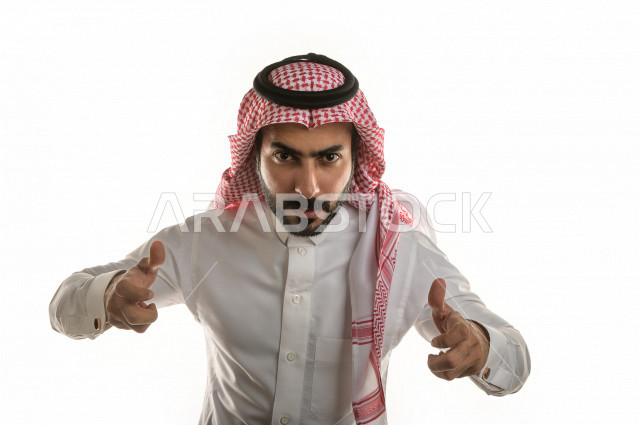 بورتريه لرجل سعودي خليجي غاضب و عابس بإيماءات وجه و يدين مختلفة  ، تعابير وجه و يدين مختلفة ، خلفية بيضاء 