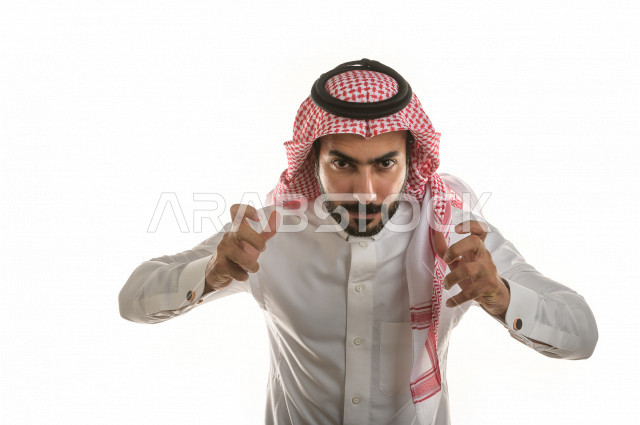 بورتريه لرجل سعودي خليجي غاضب و عابس بإيماءات وجه و يدين مختلفة  ، تعابير وجه و يدين مختلفة ، خلفية بيضاء 