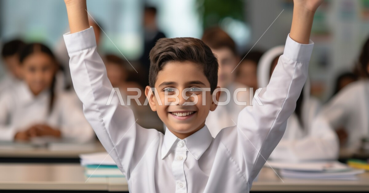 التفاعل والمشاركة داخل الفصل الدراسي، طالب عربي خليجي سعودي مبتسم يرتدي ...
