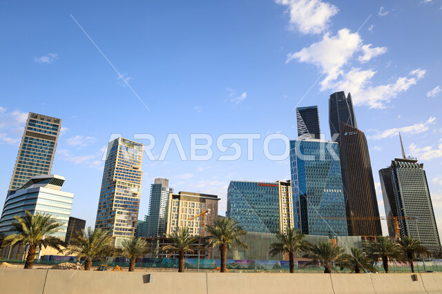 مركز الملك عبد الله المالي كافد في مدينة الرياض نهارا، الفن الهندسي المعماري للأبراج وناطحات السحاب الاقتصادية في المملكة العربية السعودية، معالم الرياض المشهورة، النمو والتقدم العمراني على الطراز الحديث، الاهتمام بالتشجير وزراعة اشجارالنخيل