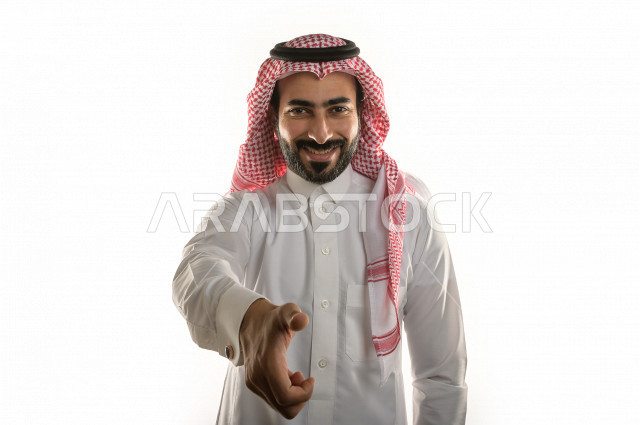بورتريه لرجل سعودي خليجي سعيد بإيماءات الوجه المختلفة ، رفع اصبع الإبهام   ، خلفية بيضاء 
