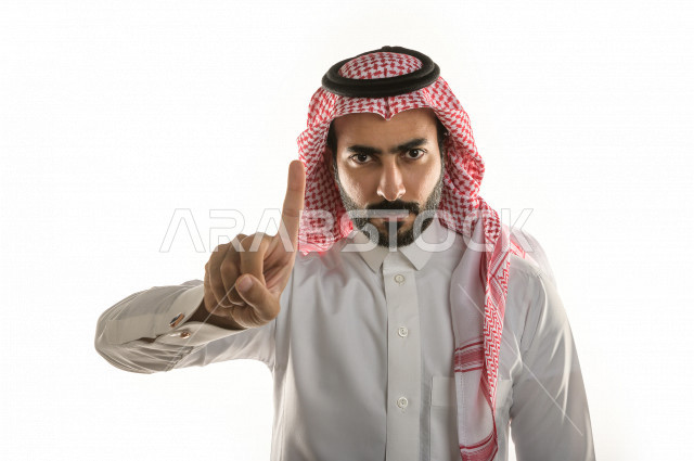 بورتريه لرجل سعودي خليجي غاضب و عابس بإيماءات وجه و يدين مختلفة  ، تعابير وجه و يدين مختلفة ، خلفية بيضاء
