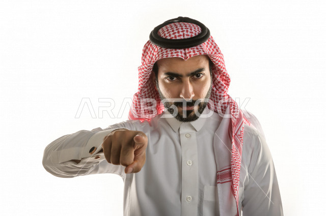 بورتريه لرجل سعودي خليجي غاضب و عابس بإيماءات وجه و يدين مختلفة  ، تعابير وجه و يدين مختلفة ، خلفية بيضاء