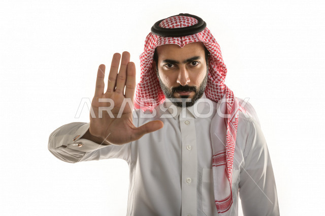 بورتريه لرجل سعودي خليجي غاضب و عابس بإيماءات وجه و يدين مختلفة  ، تعابير وجه و يدين مختلفة ، خلفية بيضاء