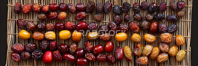 سناك صحي مفيد, أنواع مختلفة من التمور الفاخرة مصفوفة على حصيرة منسوجة تقليدية, منتج ومحصول زراعي محلي وطني, جودة المنتجات الخليجية, الضيافة في الأعياد والمناسبات في المملكة العربية السعودية