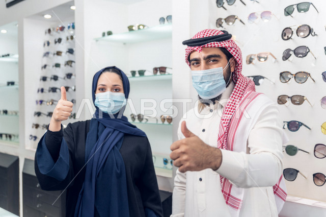 زبائن خليجيون يبدون اعجابهم بمحل نظارات , سعوديون يلبسون الكمامة كإجراءات وقائية في محل نظارات , تباعد .