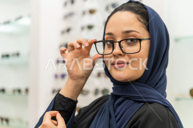 فتاة عربية جميلة تختار نظارة طبية تناسب مظهرها , اختيار نظارة طبية ملائمة لملامح الوجه . 
