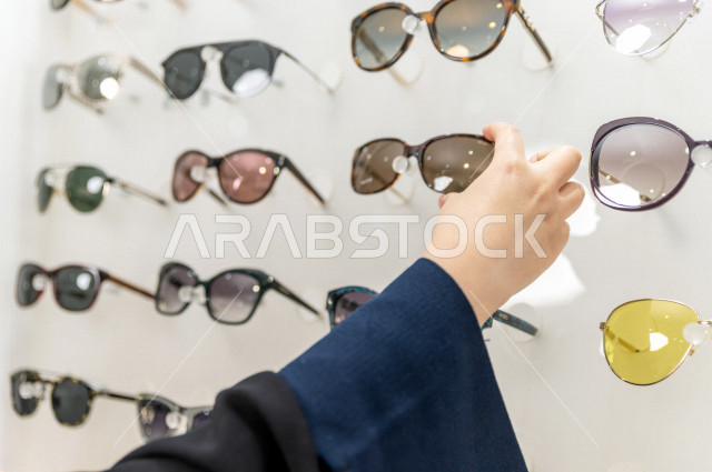 كيفية إختيار النظارة الشمسية الملائمة لملامح وجه امرأة خليجية , اختيار الهيكل المناسب للوجه في محل نظارات . 