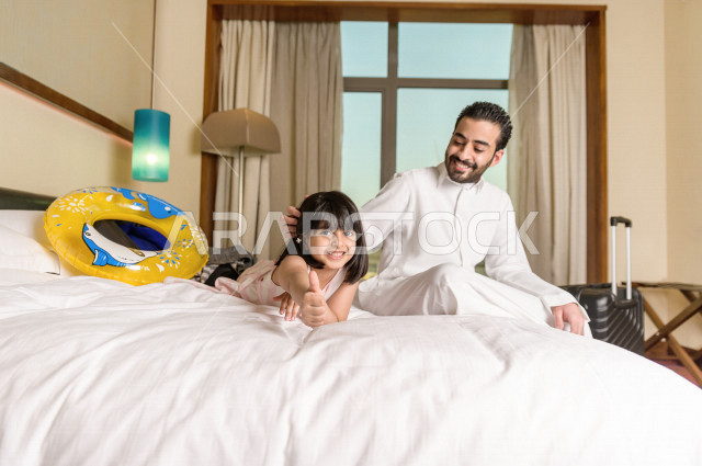 أب خليجي يقضي وقتا ممتعا مع ابنته , قضاء أجمل الأوقات مع العائلة , خروج عائلة سعودية من الفندق للإستمتاع , سياحة وسفر .