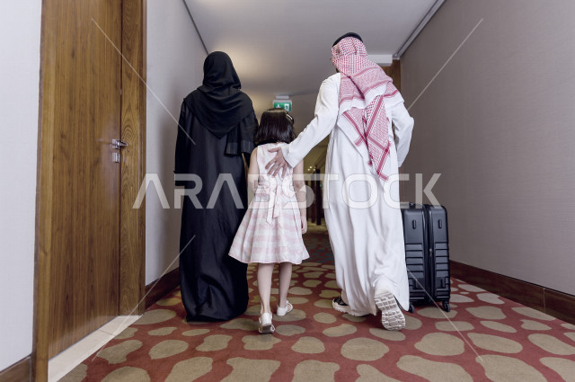 عائلة عربية سعودية تعبر عن عدم الرضا بأحد الفنادق الخليجية , تأشير اصبع الإبهام للأسفل تعبيرا عن عدم الراحة , خروج عائلة من الفندق , عدم الشعور بالرضى لعائلة مسافرة للخارج . 