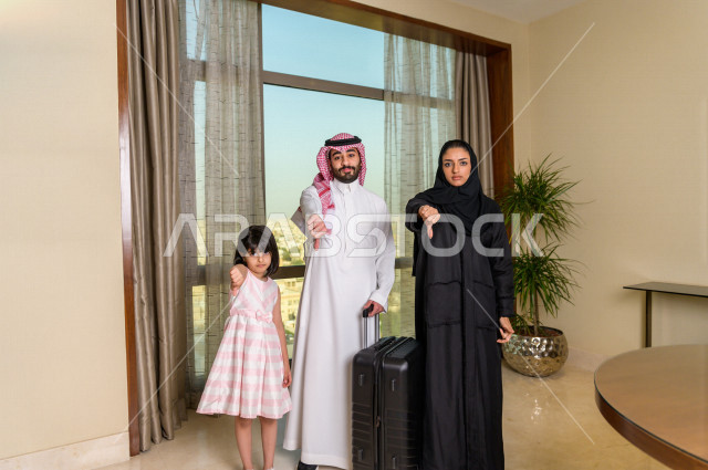 عائلة عربية سعودية تعبر عن عدم الرضا بأحد الفنادق الخليجية , تأشير اصبع الإبهام للأسفل تعبيرا عن عدم الراحة , خروج عائلة من الفندق , عدم الشعور بالرضى لعائلة مسافرة للخارج . 