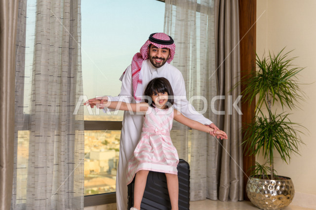 أجواء عائلية لطيفة بين أب سعودي وابنته , السياحة والسفر , قضاء أجمل الأوقات في أفضل الفنادق الخليجية .