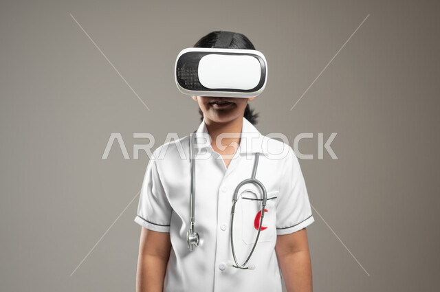 دمج التكنولوجيا الحديثة في المجال الطبي، تحديد مهنة المستقبل منذ الصغر، بورتريه مقرب لطفلة عربية خليجية سعودية ترتدي زي الممرضة والسماعة الطبية تقف باستقامة وتضع نظارة العالم الافتراضي، خلفية رمادية، محتوى حساس، استخدام حساس