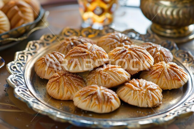 الاستعداد لاستقبال الأعياد والمناسبات الإسلامية السعيدة، أقراص المعمول المزينة ذهبية اللون، حلى سعودي بالمكسرات، طريقة إعداد وتحضير الحلويات الشهية، قطع حلوى العيد الشهية، كرم الضيافة وحسن الاستقبال في السعودية